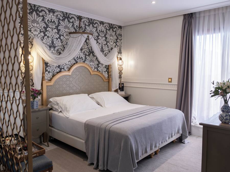 Habitación junior doble, terraza | Ropa de cama de alta calidad, minibar, caja fuerte y cortinas opacas