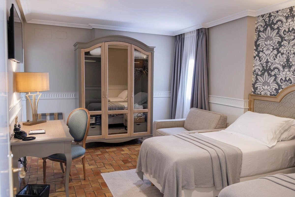 Peralatan tempat tidur premium, bar mini, peti besi dalam bilik 