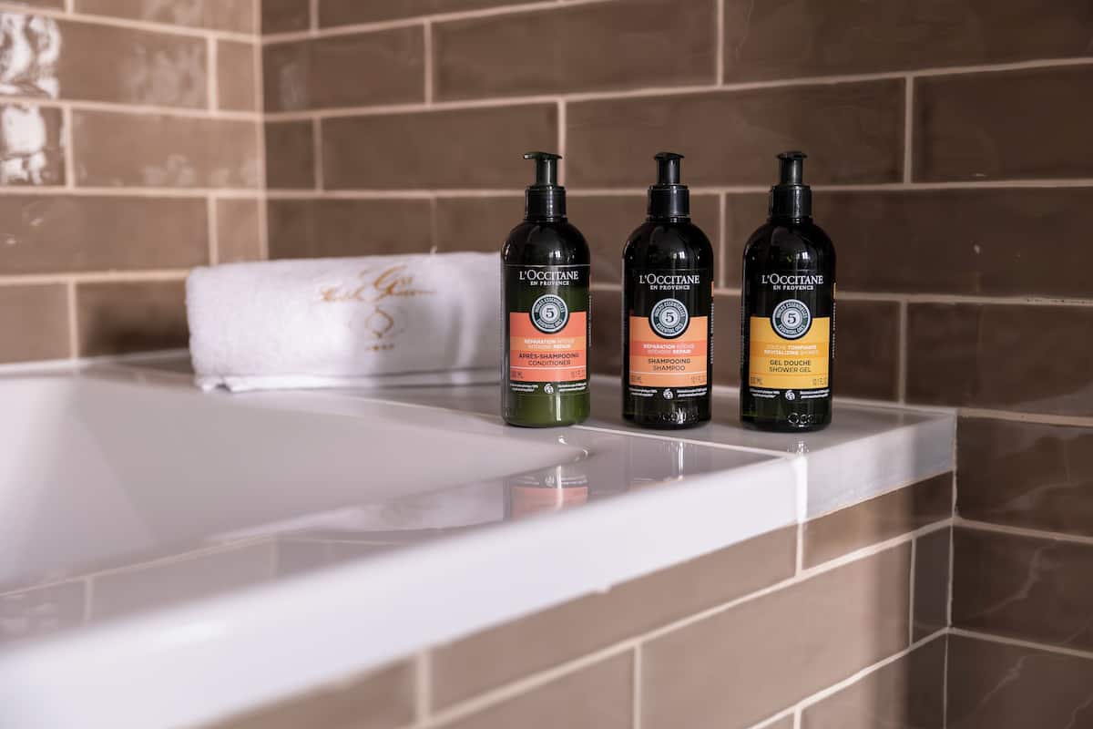 standard double room | bathroom | free toiletries, hair dryer, bathrobes, slippers