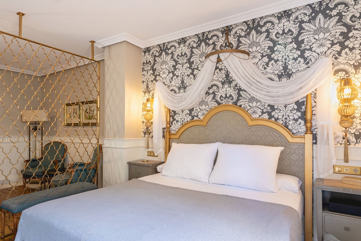 Premier tweepersoonskamer, terras | Luxe beddengoed, een minibar, een kluis op de kamer