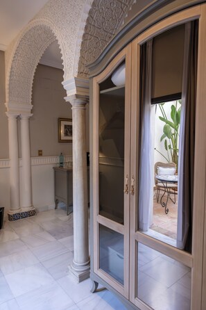 Premier-Doppelzimmer, Terrasse | Badezimmer | Kostenlose Toilettenartikel, Haartrockner, Bademäntel, Hausschuhe