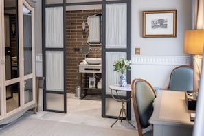 Superior-Doppelzimmer | Badezimmer | Kostenlose Toilettenartikel, Haartrockner, Bademäntel, Hausschuhe