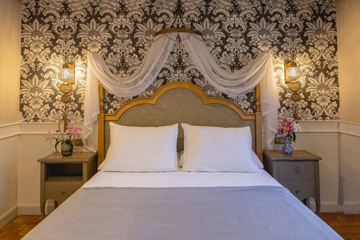 Peralatan tempat tidur premium, bar mini, peti besi dalam bilik 