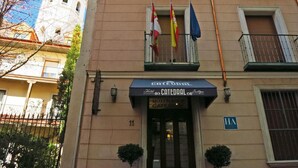 A building with a sign reading "CATEDRAL Boutique Hotel".
