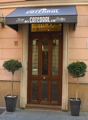 Vista frontal de la propiedad