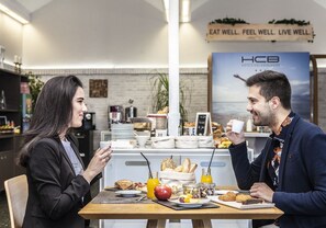 Frukostbuffé varje dag (EUR 12.50 per person)