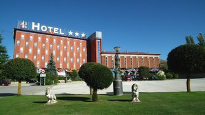 Vista frontal de la propiedad