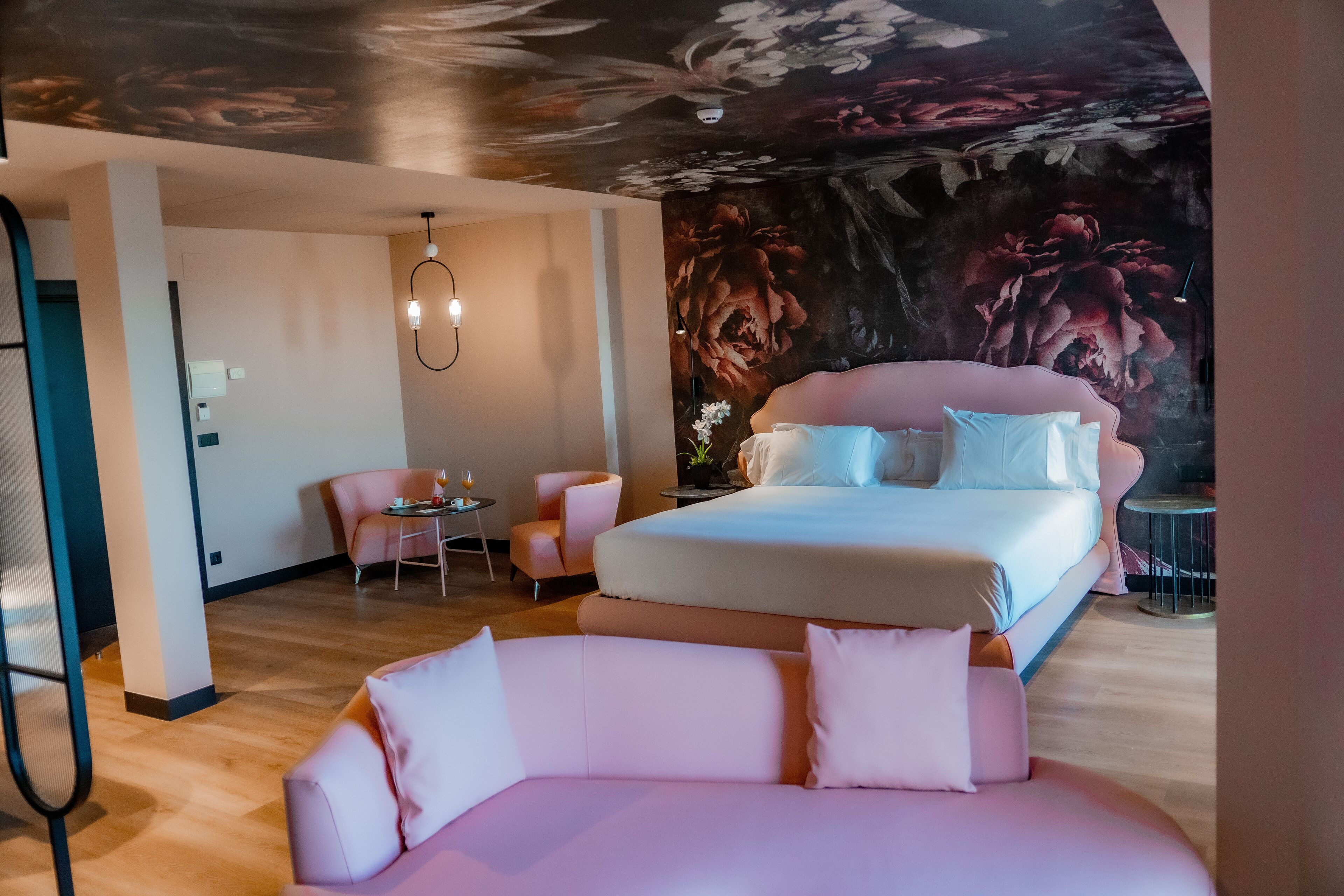 Sviitti | Pillowtop-patjalliset sängyt, työpöytä