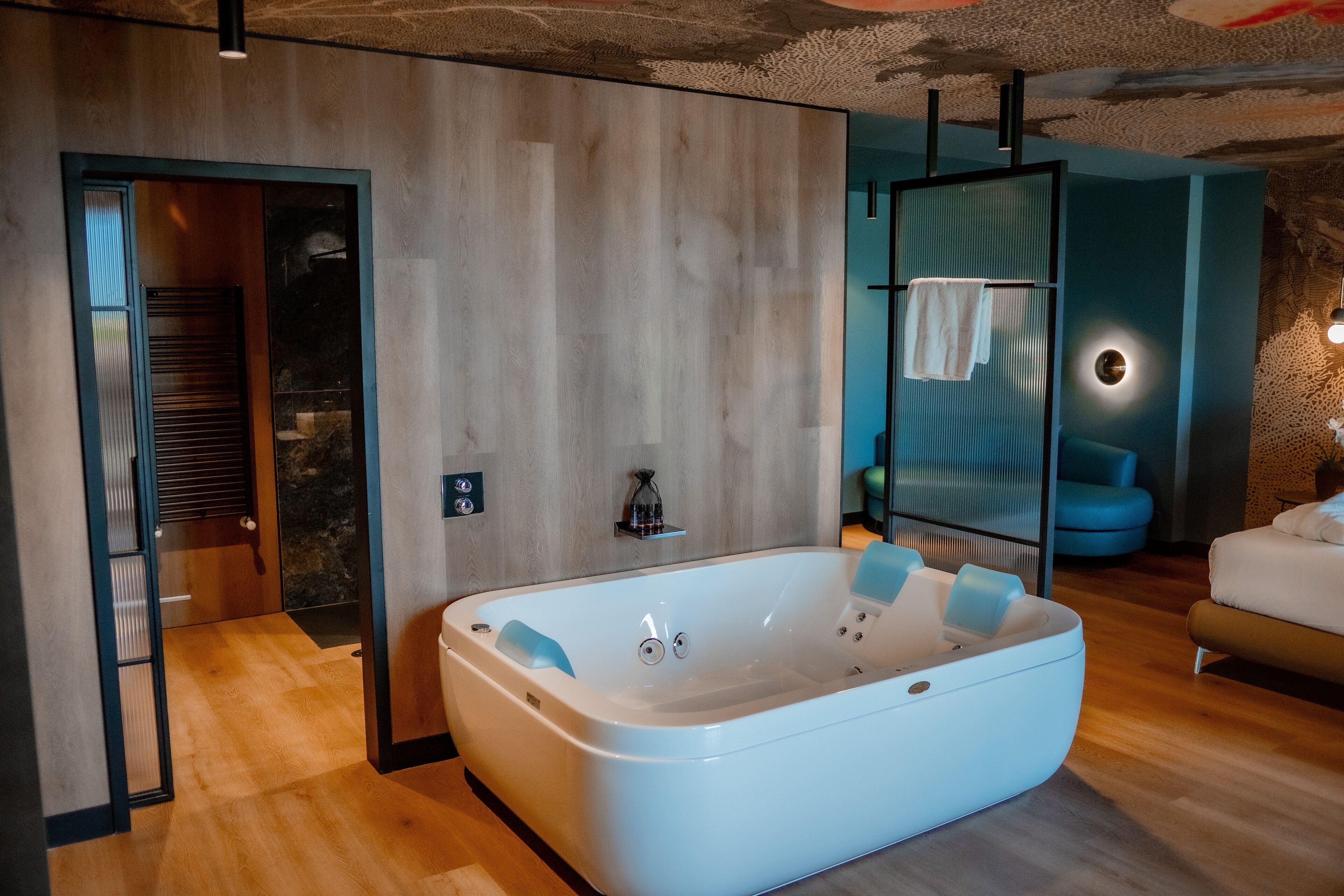 Deluxe-sviitti (Poseidon) | Kylpyhuone | Syvä kylpyamme, sadesuihkupää, designer-hygieniatuotteet