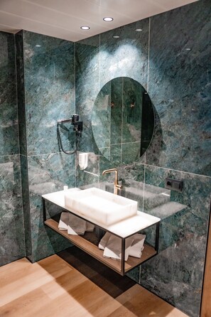 Suite Deluxe (Poseidon) | Baño | Tina profunda, regadera tipo lluvia, amenidades de baño de diseñador 