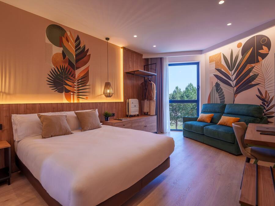 Premium-Zimmer | Pillowtop-Betten, Schreibtisch, laptopgeeigneter Arbeitsplatz