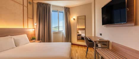 Habitación doble Deluxe | Camas con pillow-top, escritorio y espacio para trabajar con laptop