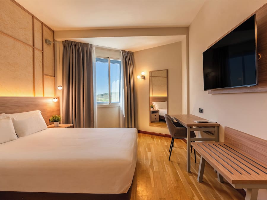 Deluxe dubbelrum | Bäddmadrasser, skrivbord, arbetsyta för laptop och mörkläggningsgardiner