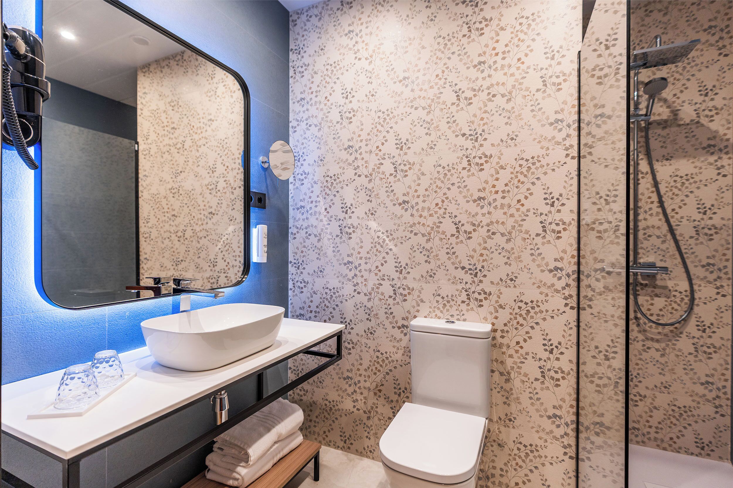 Kamar Double Deluks | Kamar mandi | Bathtub besar, pancuran hujan,  dan perlengkapan mandi desainer