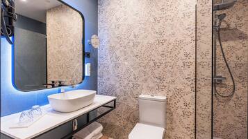 Kamar Double Deluks | Kamar mandi | Bathtub besar, pancuran hujan, dan perlengkapan mandi desainer