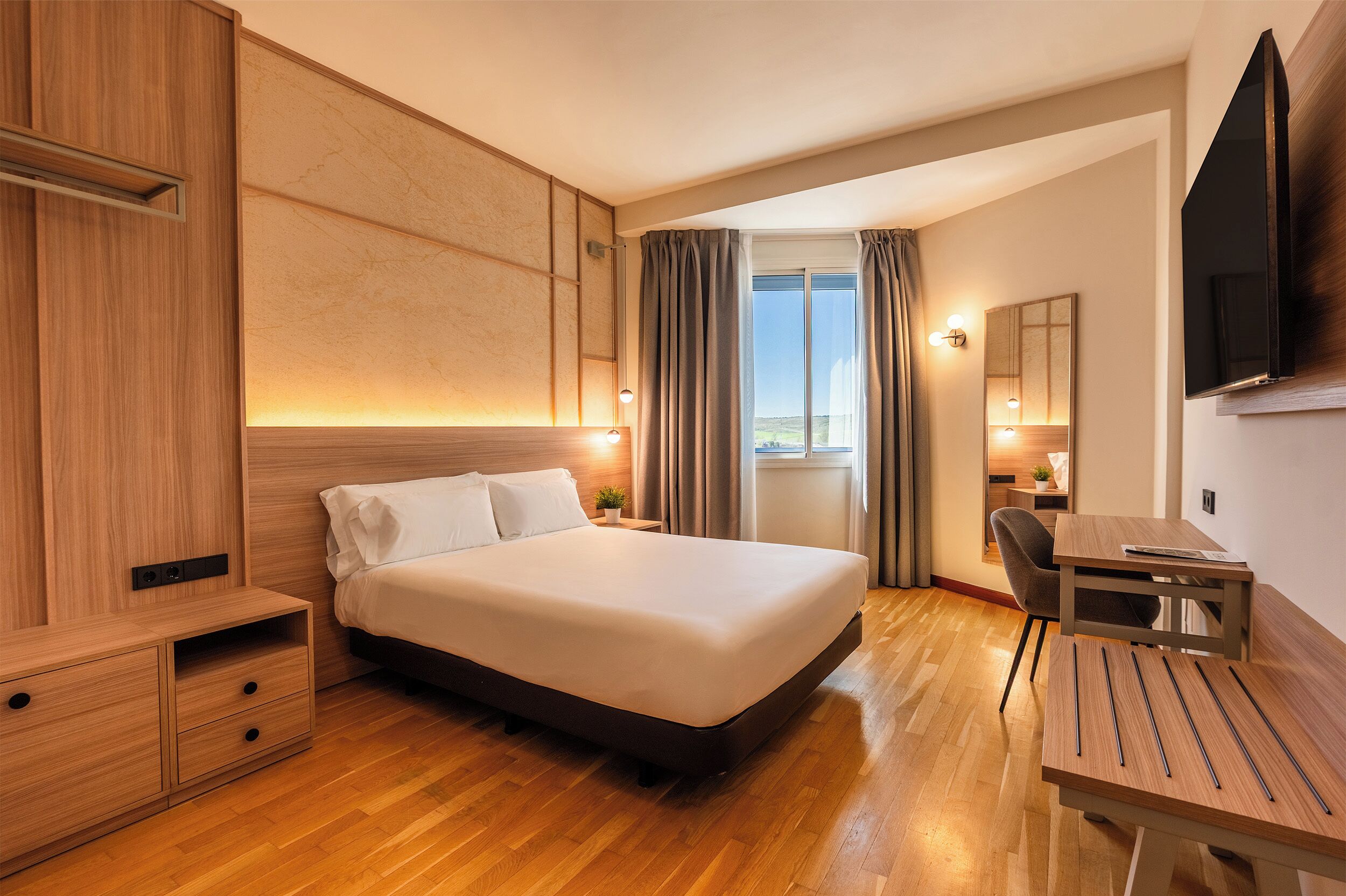 Deluxe tweepersoonskamer | Pillowtop-bedden, een bureau, een laptopwerkplek