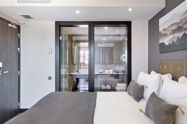 Een kluis op de kamer, een bureau, babybedden, extra bedden