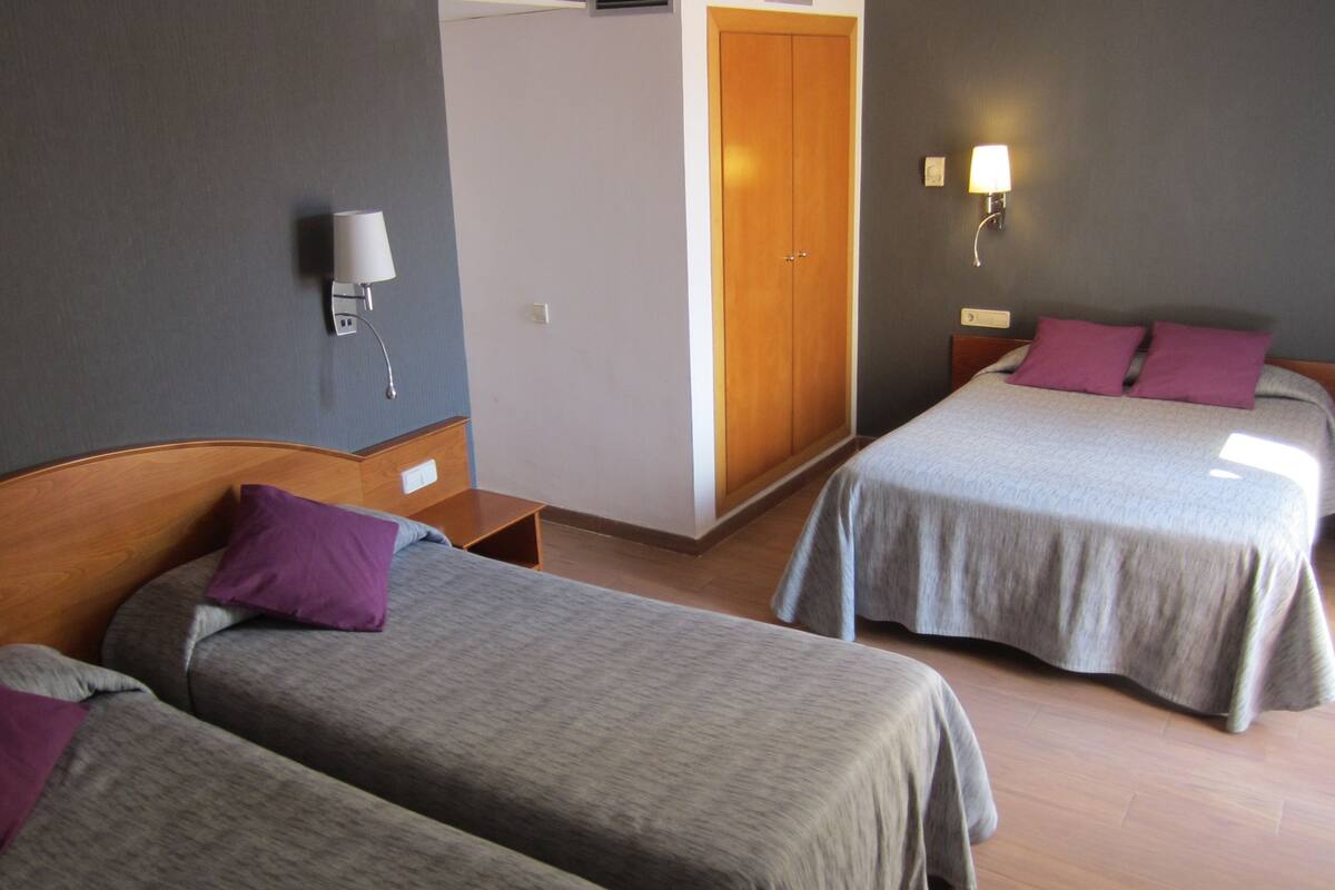 Habitación triple | Caja fuerte, escritorio, cunas y camas supletorias