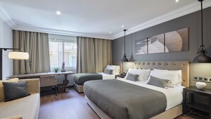 A hotel room with a large bed, two bedside tables, a desk, and a chair. - Hotel Cortes Rambla (Barcelona)