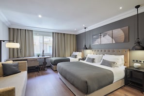 In-room safe, desk, cots/infant beds, rollaway beds - Hotel Cortes Rambla (Barcelona)