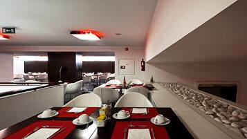 Desayuno completo (EUR 15 por persona)