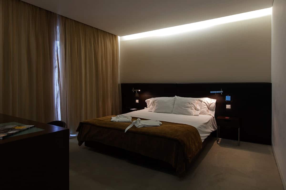 Literie hypoallergénique, minibar, coffres-forts dans les chambres