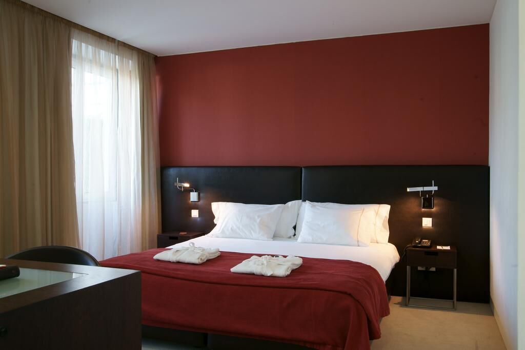 Hypoallergeen beddengoed, een minibar, een kluis op de kamer, een bureau