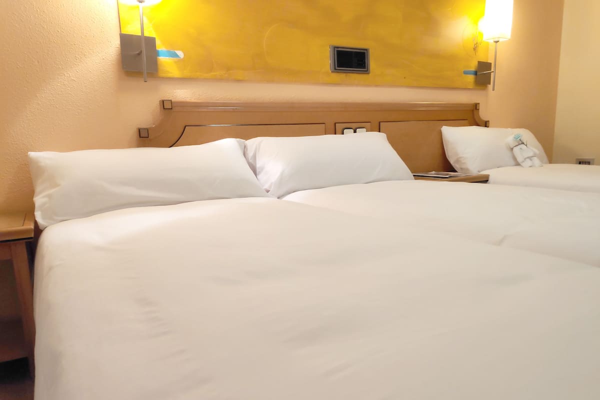 Habitación triple, 3 camas individuales | Escritorio, insonorización y ropa de cama