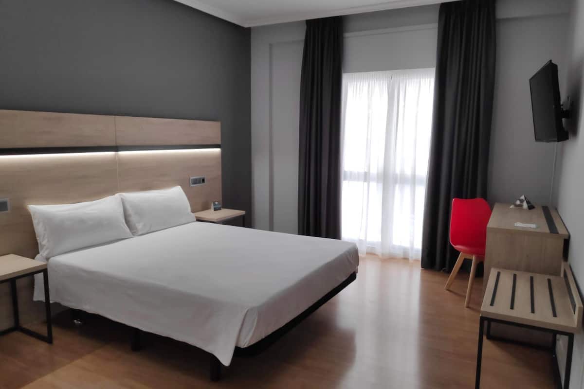 Habitación estándar con 1 cama matrimonial o 2 individuales | Escritorio, insonorización y ropa de cama