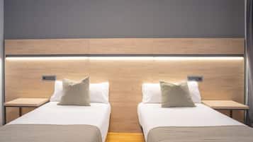Escritorio, sistema de insonorización y ropa de cama
