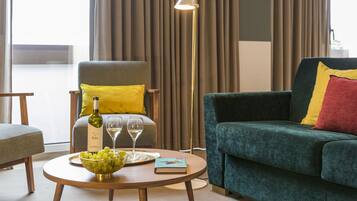 Junior Suite | Hypo-allergenic bedding, minibar, in-room safe, desk