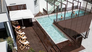 Udendørs pool, åben fra kl. 08.00 til kl. 20.00, parasoller, liggestole
