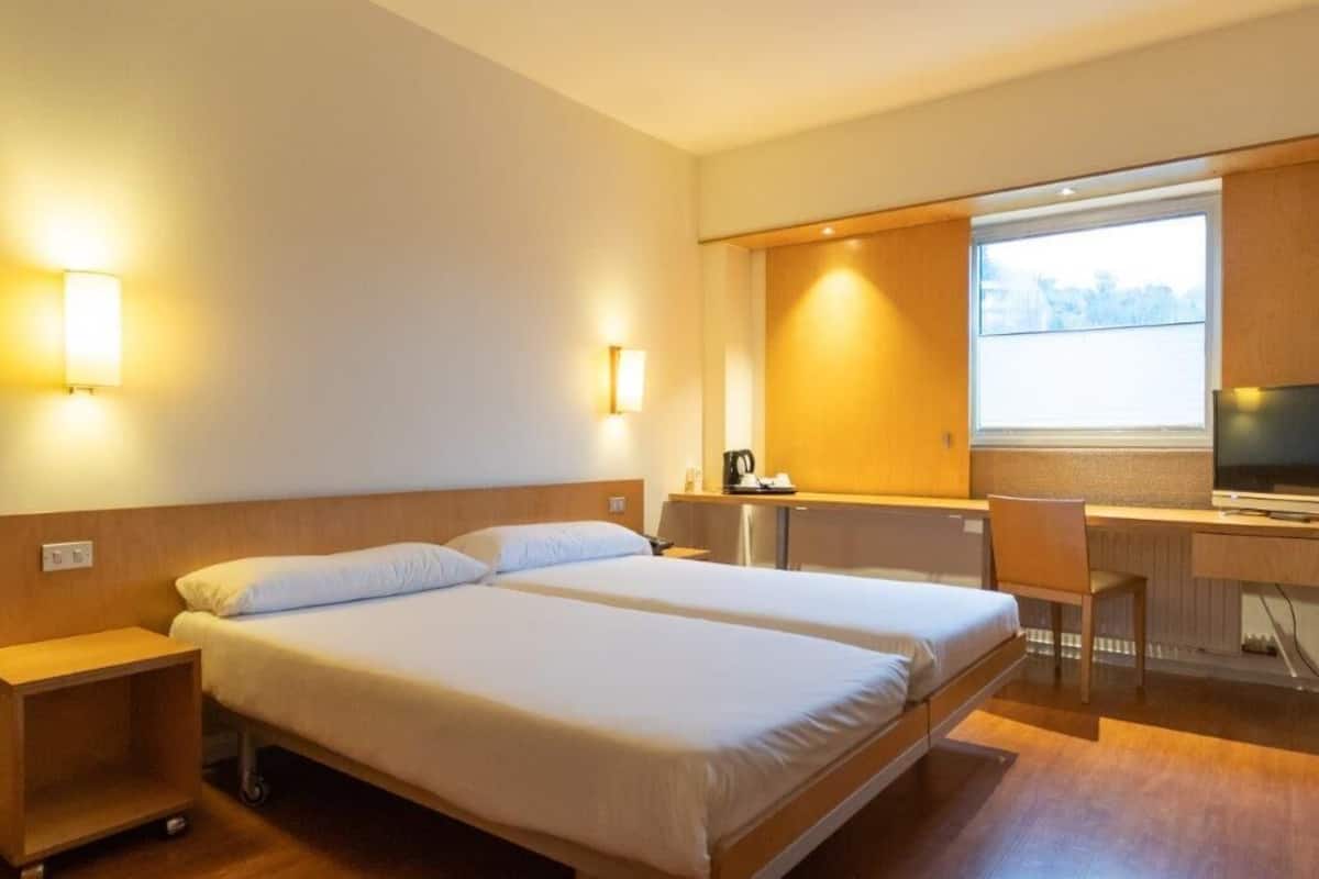 Habitación con 2 camas individuales | 1 habitación, caja de seguridad en la habitación y escritorio