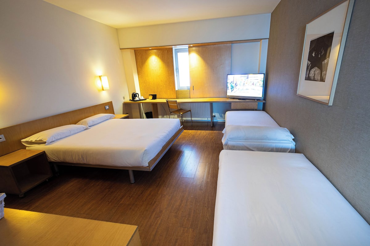1 habitación, caja de seguridad en la habitación y escritorio