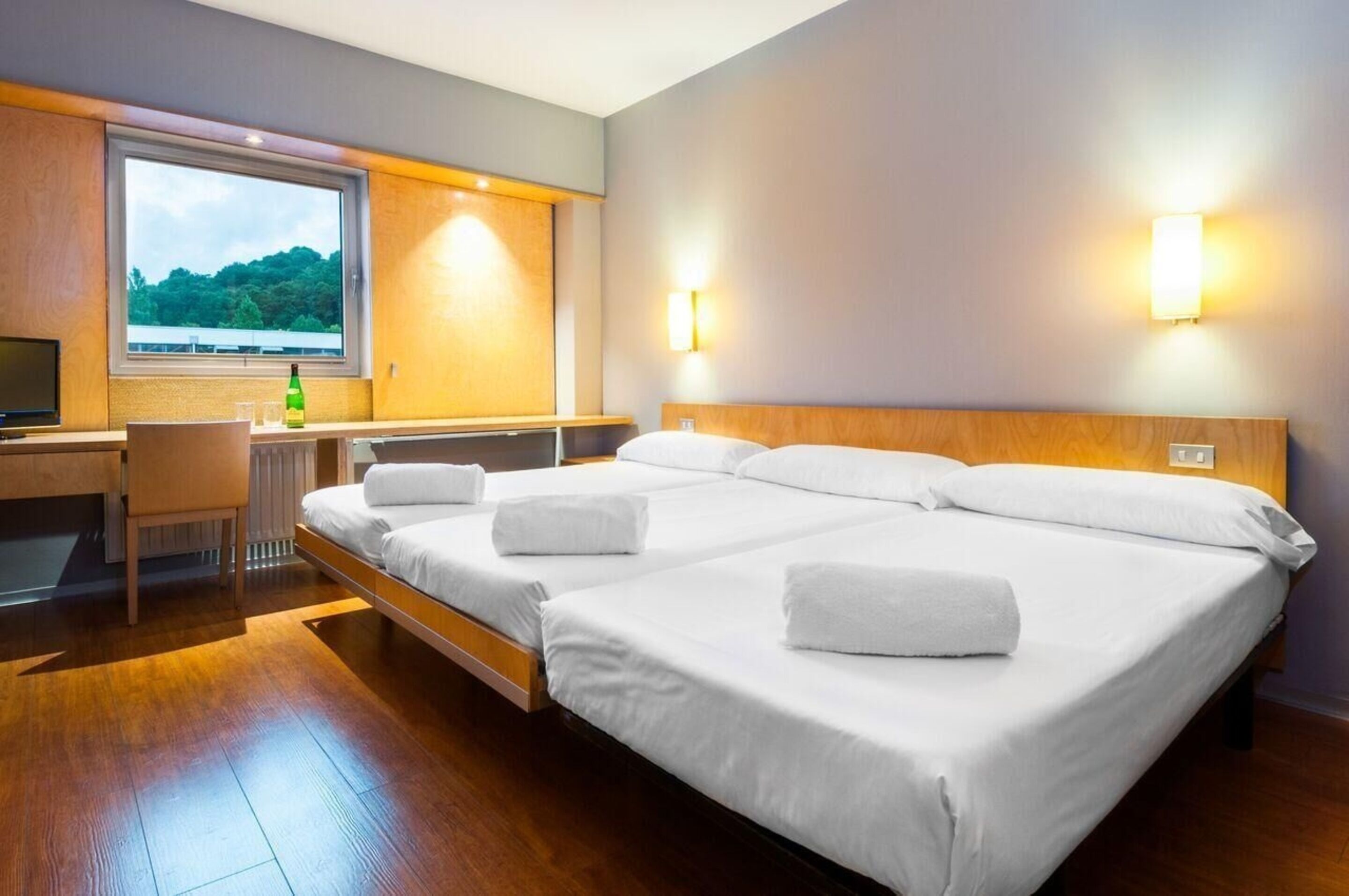 Caja fuerte, escritorio, espacio para trabajar con un portátil