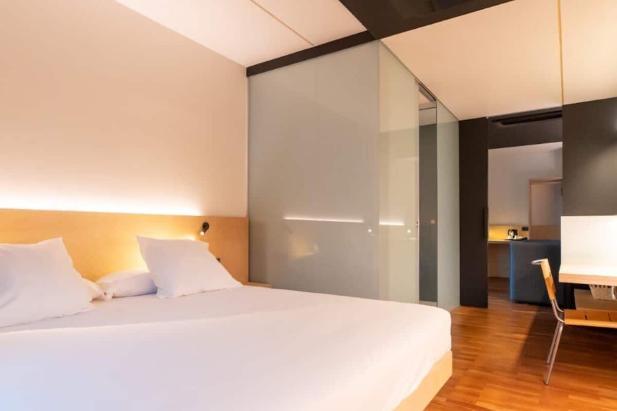 1 habitación, caja de seguridad en la habitación y escritorio