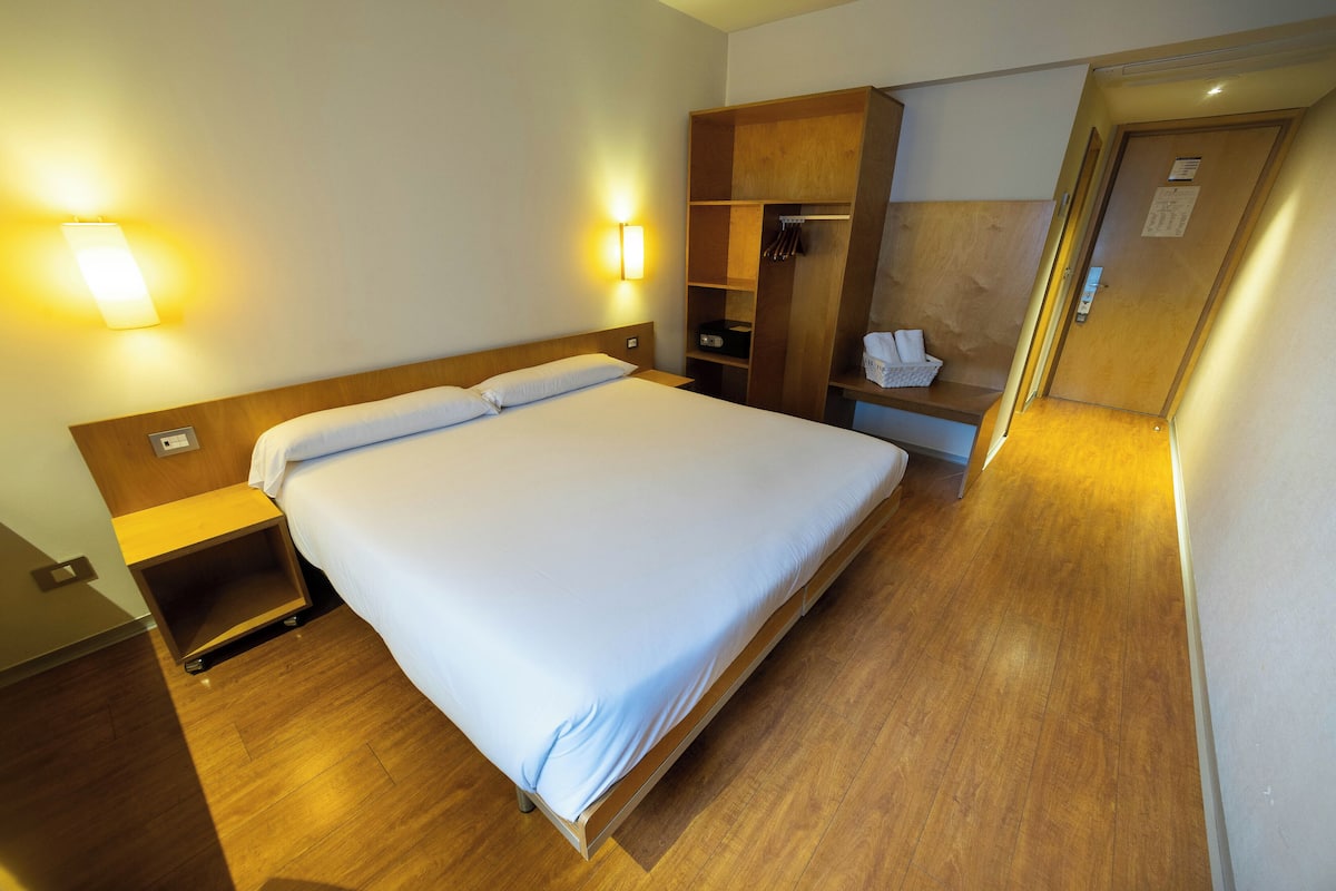 1 habitación, caja de seguridad en la habitación y escritorio
