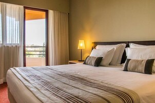 迷你吧、客房内保险箱、办公桌、笔记本电脑工作区