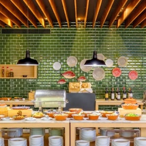 2 restaurants, breakfast, lunch, dinner served; Regional cuisine
