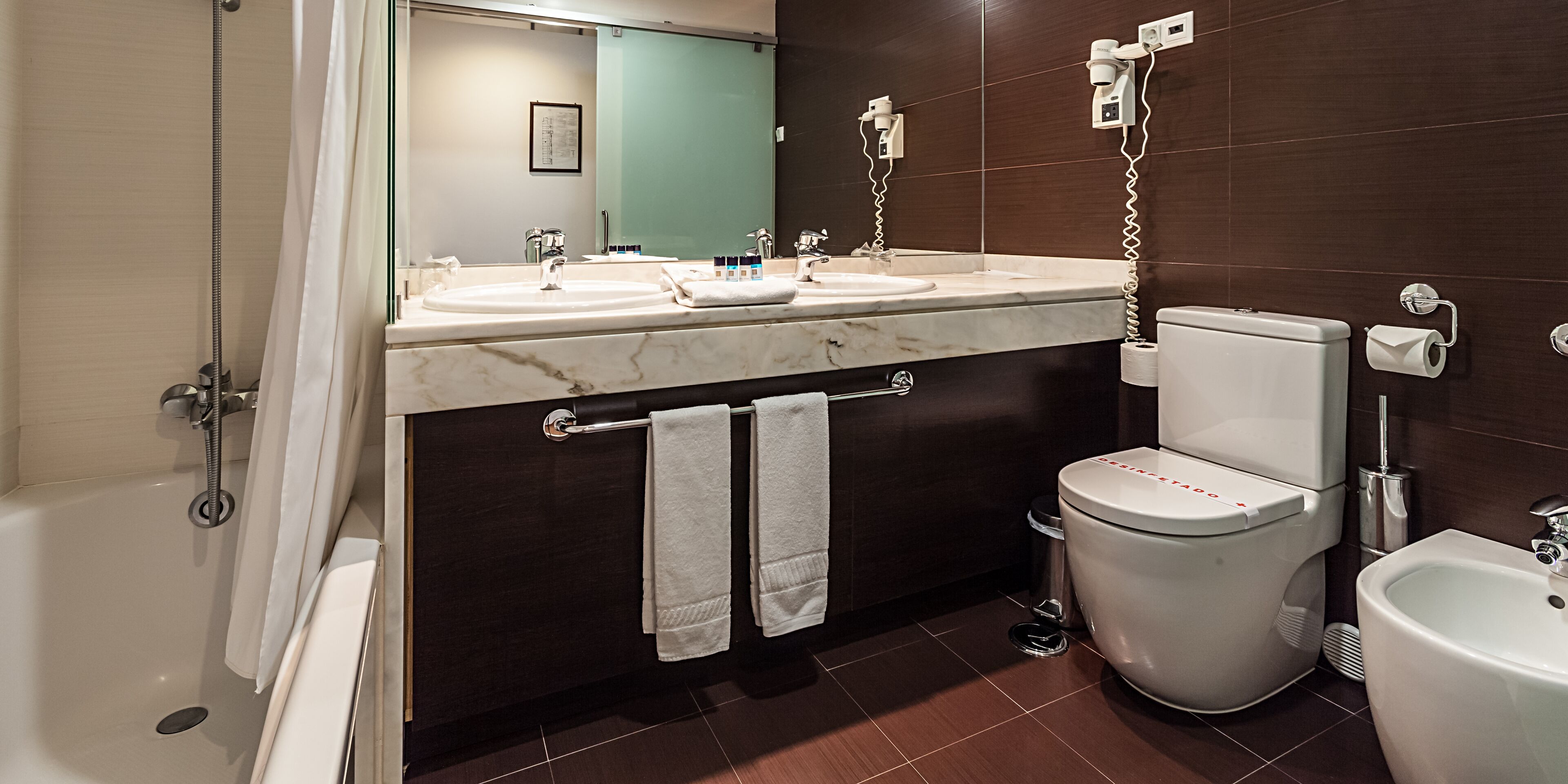 quarto individual (sanctuary view) | bathroom | free toiletries, hair dryer, bidet, towels