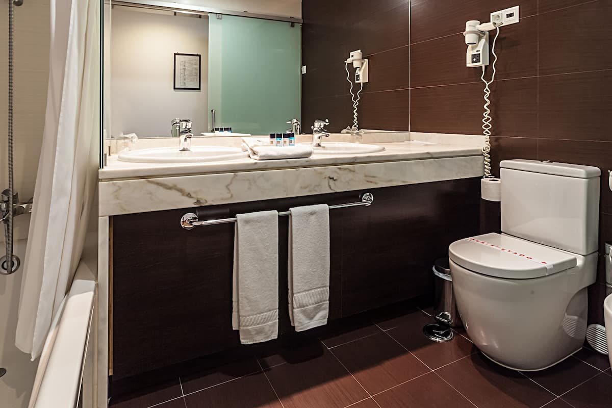 quarto individual (sanctuary view) | bathroom | free toiletries, hair dryer, bidet, towels