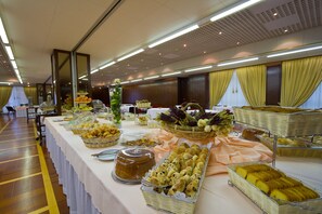 Tägliches Frühstücksbuffet (8 EUR pro Person)