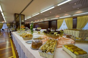 Morgenmadsbuffet hver dag (8 EUR pr. person)