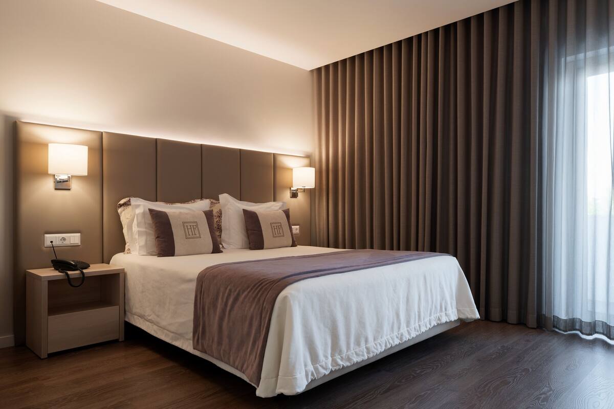 Roupas de cama antialérgicas, frigobar, cofres nos quartos, escrivaninha