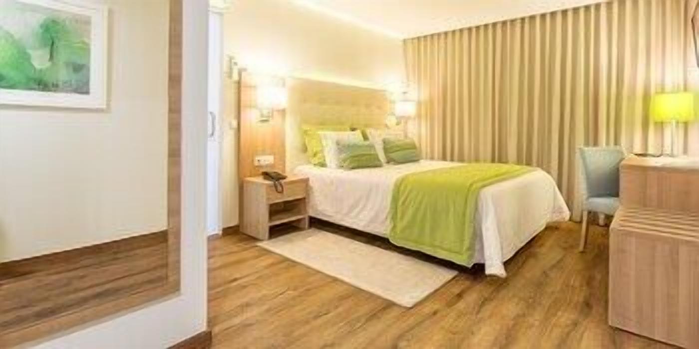 Hypo-allergenic bedding, minibar, in-room safe, desk