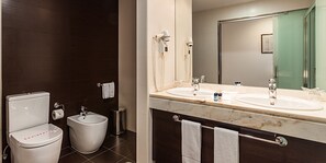 Kamer, 1 twee- of 2 eenpersoonsbedden (Sanctuary View) | Badkamer | Gratis toiletartikelen, een haardroger, een bidet, handdoeken