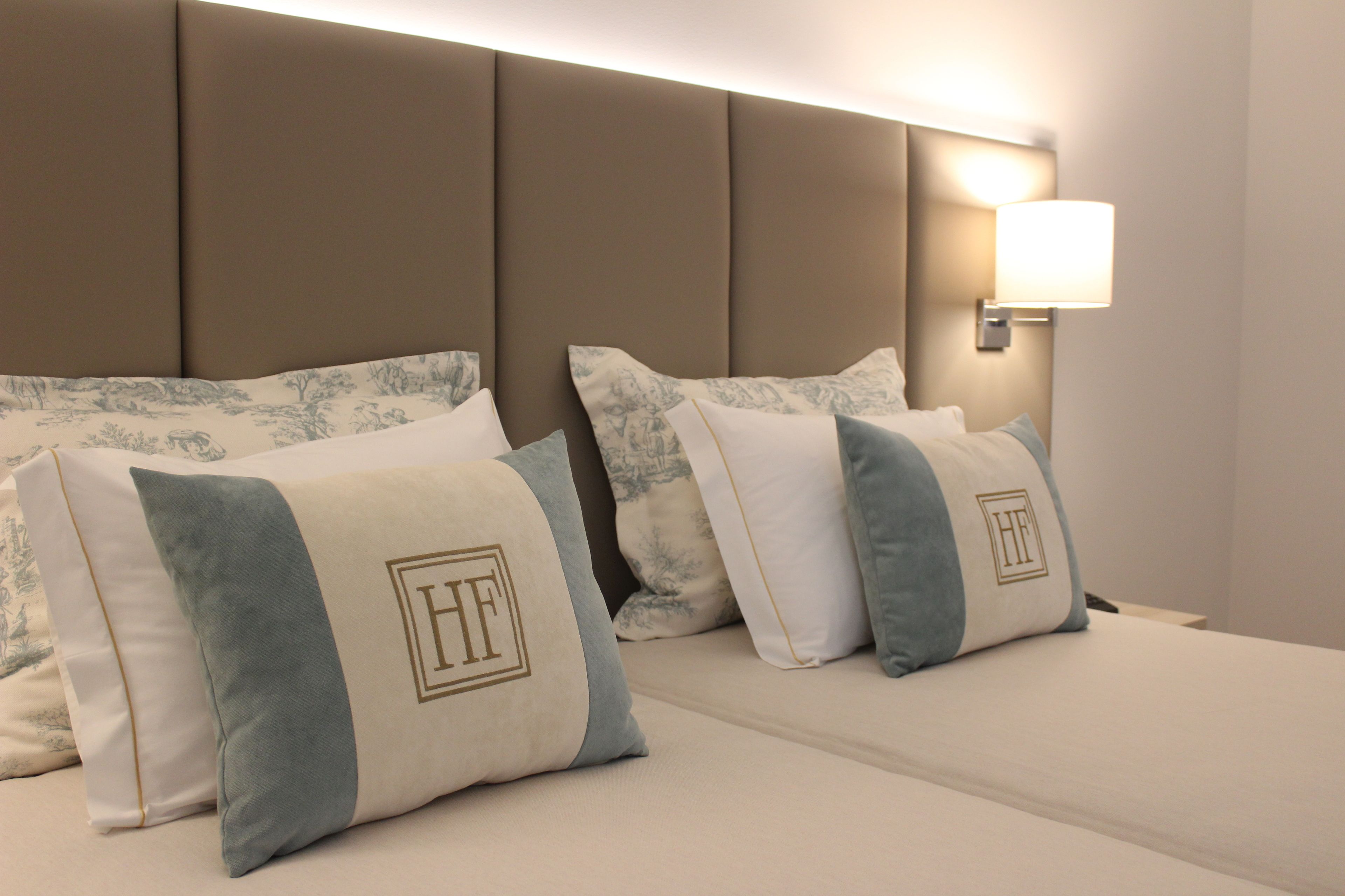 Ropa de cama hipoalergénica y minibar 