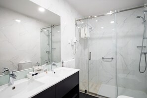 Suite (4 people) | Baño | Amenidades de baño gratuitas, secadora de cabello, bidet, toallas 