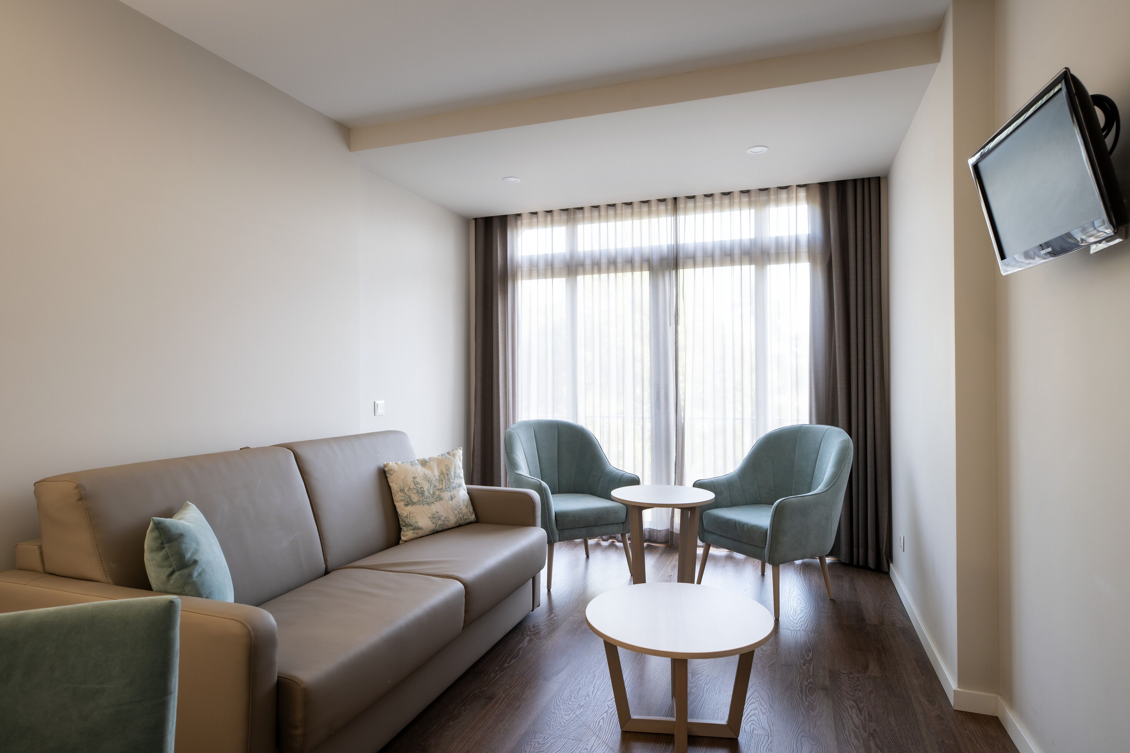 suite (4 people) | living area | tv