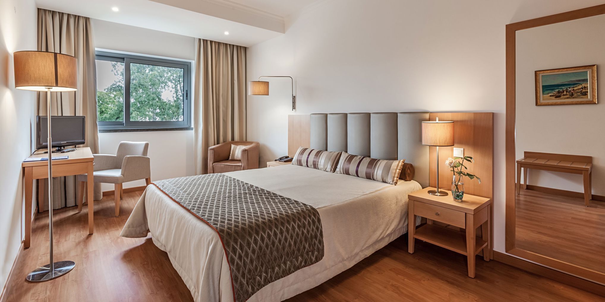 Hypo-allergenic bedding, minibar, in-room safe, desk